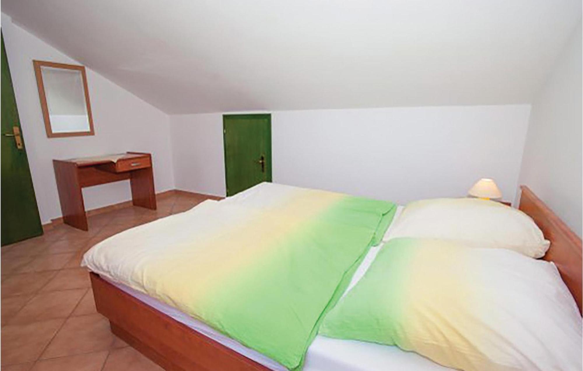 Gorgeous Apartment In Malinska With Kitchen מראה חיצוני תמונה