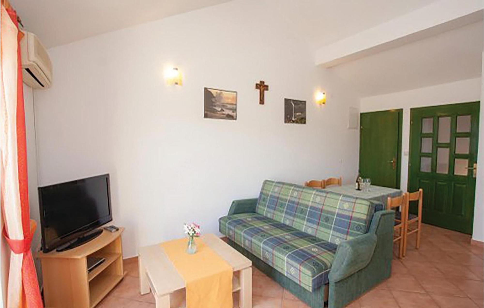 Gorgeous Apartment In Malinska With Kitchen מראה חיצוני תמונה