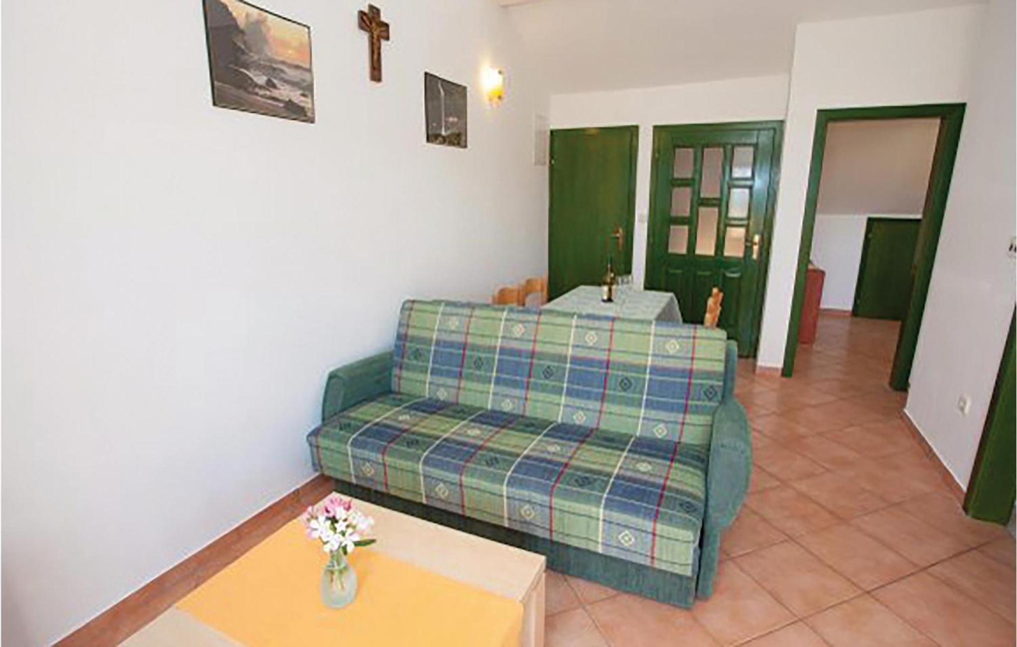 Gorgeous Apartment In Malinska With Kitchen מראה חיצוני תמונה