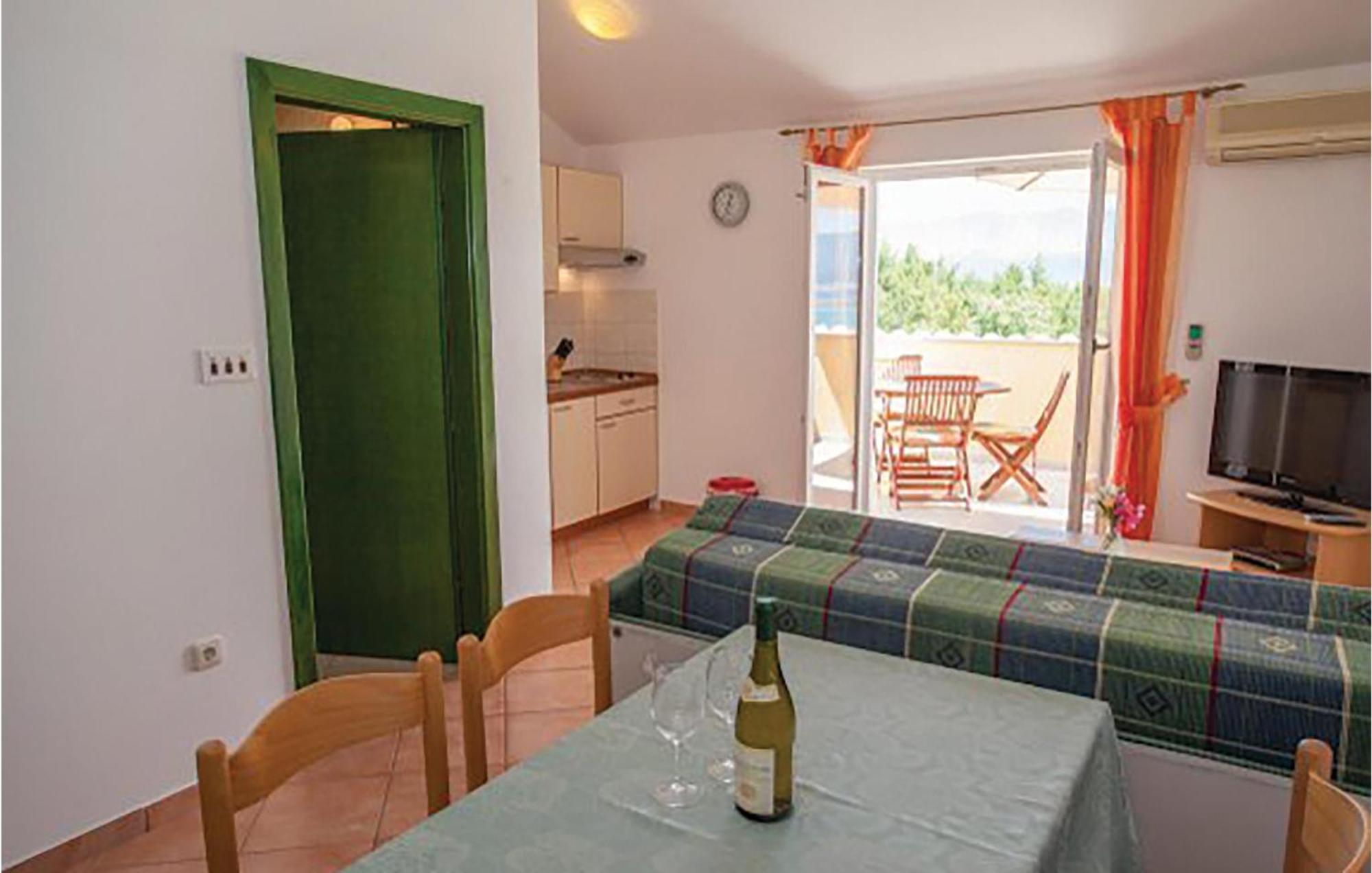 Gorgeous Apartment In Malinska With Kitchen מראה חיצוני תמונה
